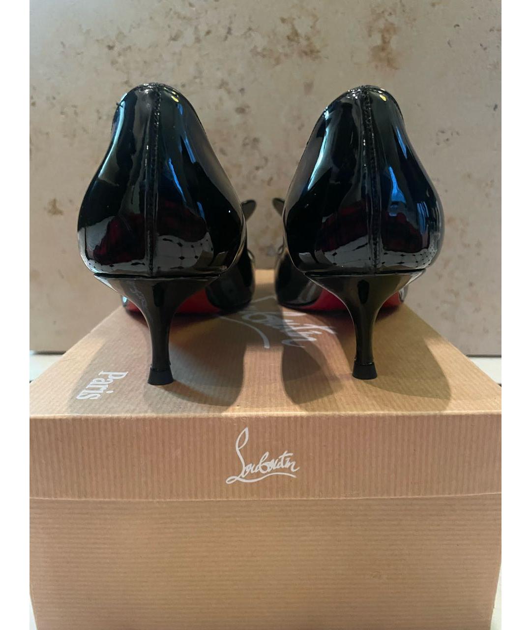 CHRISTIAN LOUBOUTIN Черные лодочки на низком каблуке из лакированной кожи, фото 4