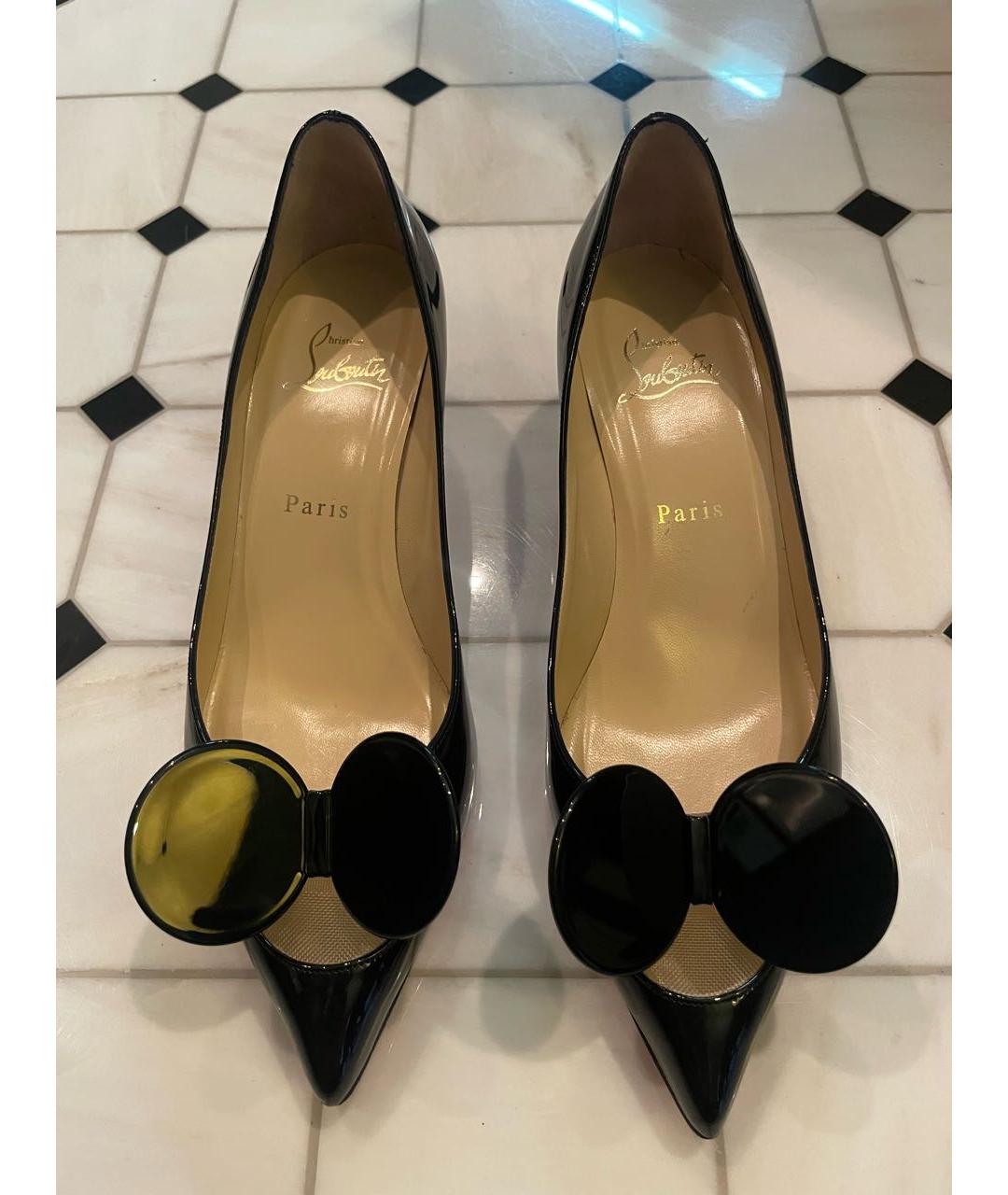 CHRISTIAN LOUBOUTIN Черные лодочки на низком каблуке из лакированной кожи, фото 2