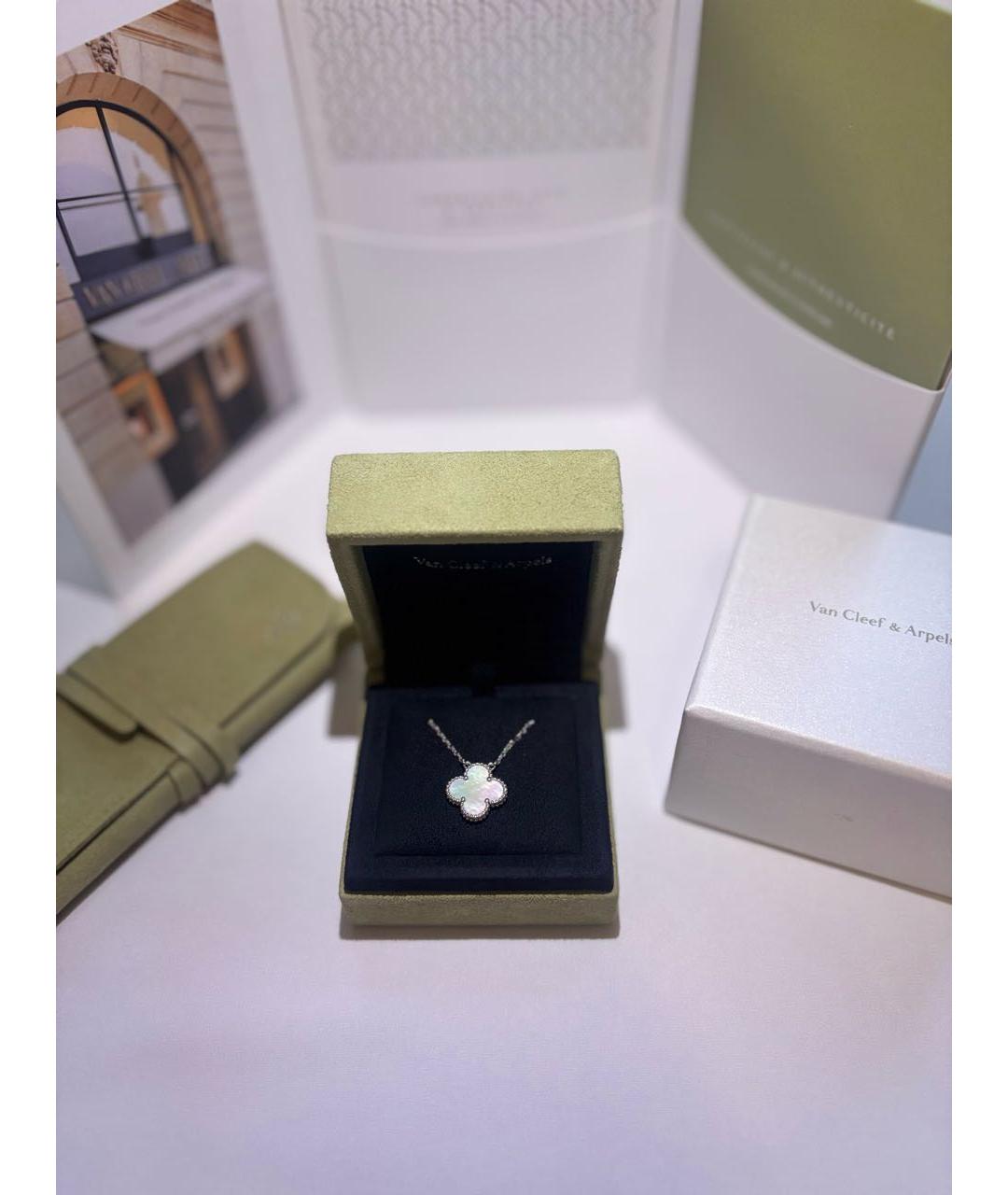 VAN CLEEF & ARPELS Серая подвеска из белого золота, фото 3