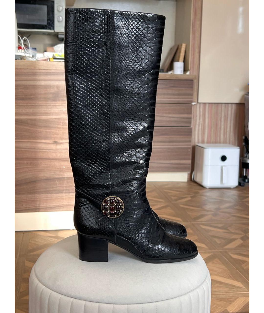 CHANEL Черные сапоги из экзотической кожи, фото 7