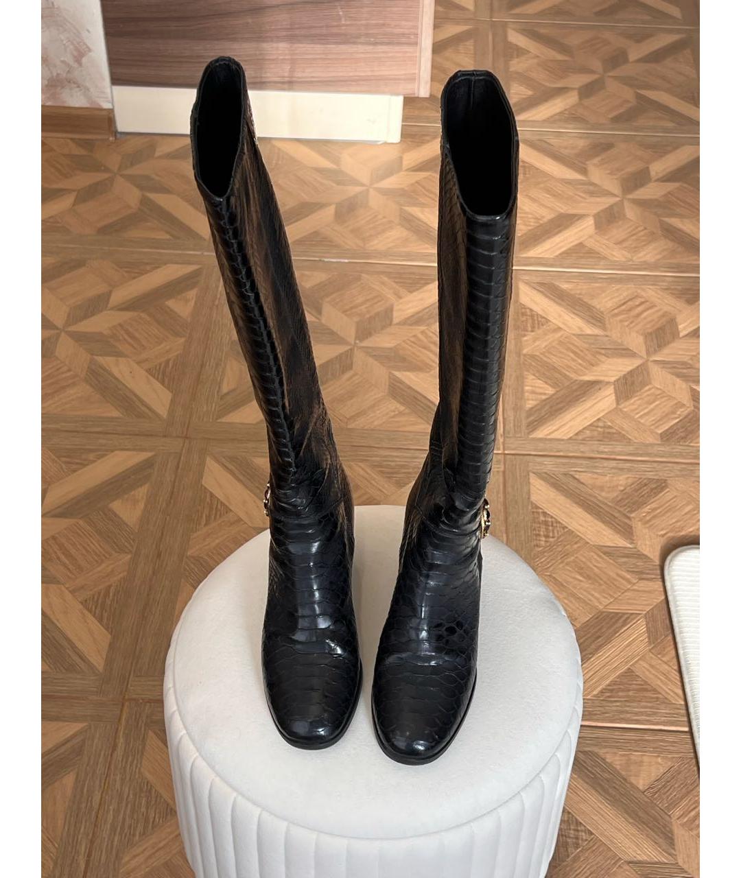 CHANEL Черные сапоги из экзотической кожи, фото 2
