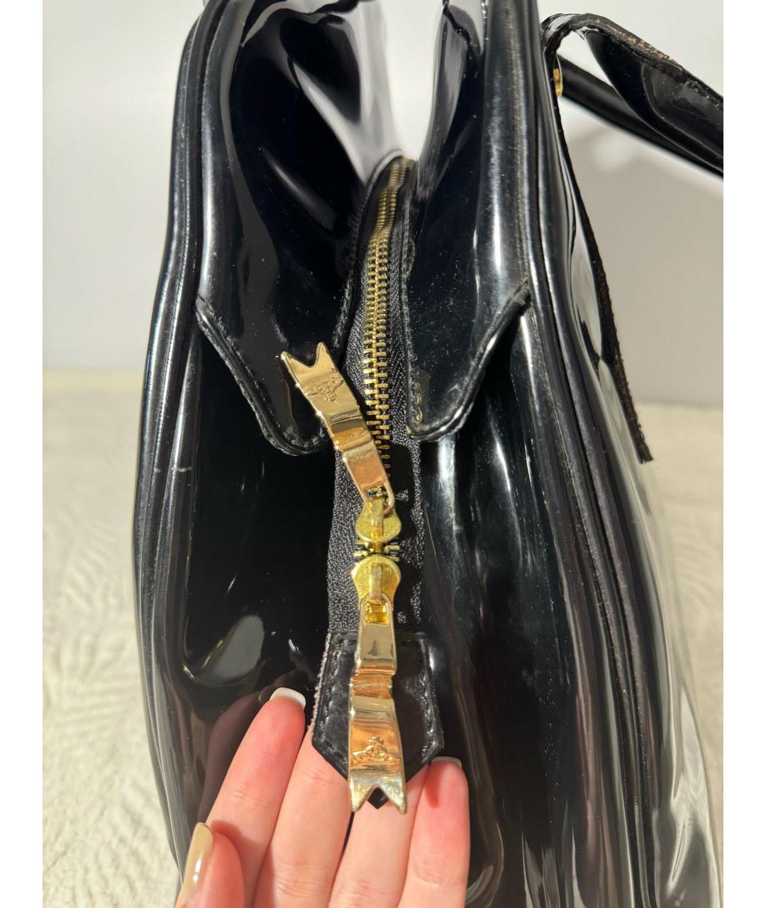 VIVIENNE WESTWOOD Черная сумка с короткими ручками из лакированной кожи, фото 5