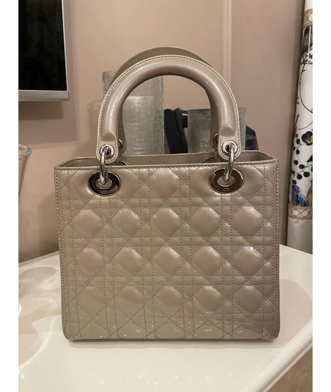 CHRISTIAN DIOR Серая сумка с короткими ручками из лакированной кожи, фото 2