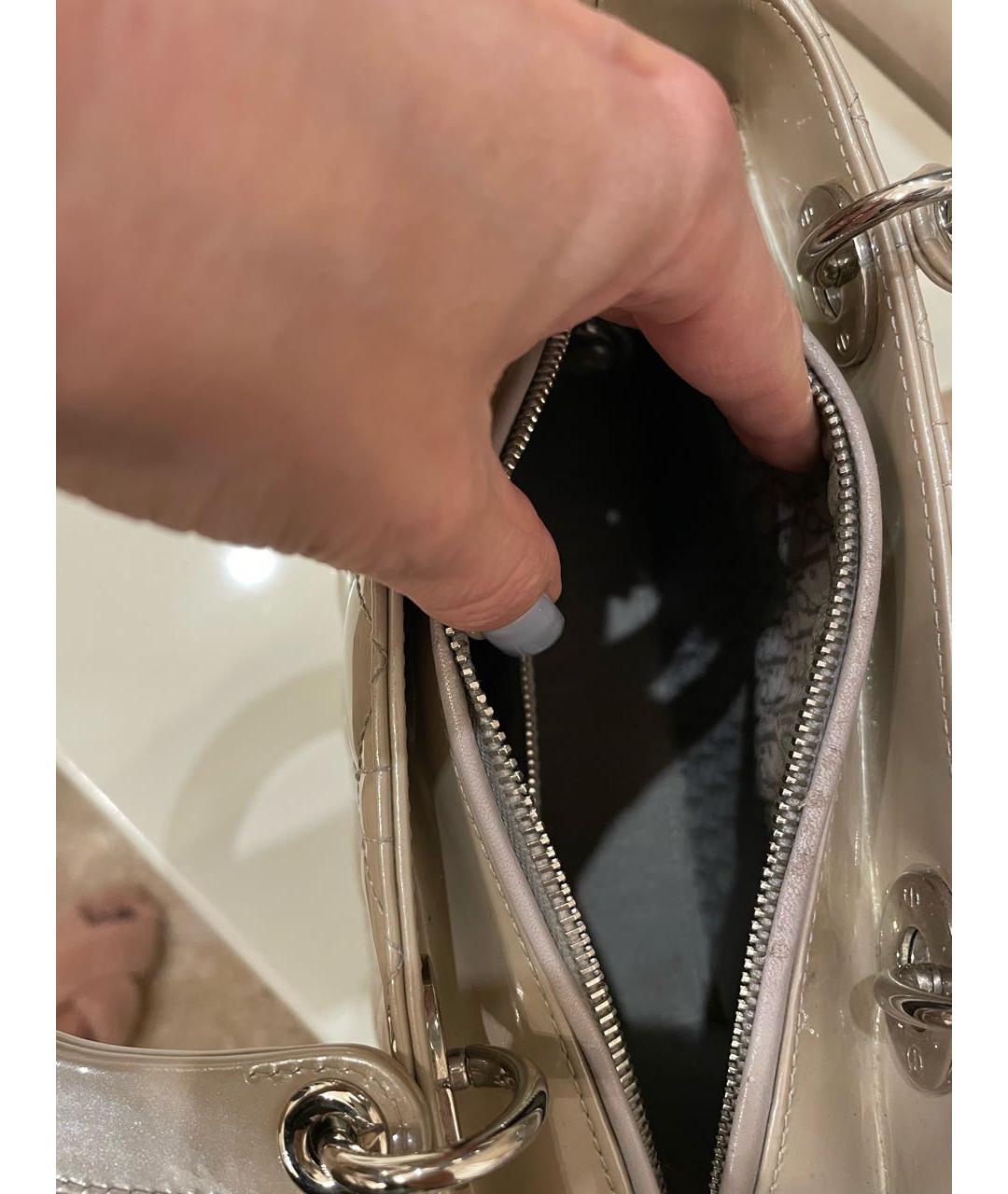 CHRISTIAN DIOR Серая сумка с короткими ручками из лакированной кожи, фото 4