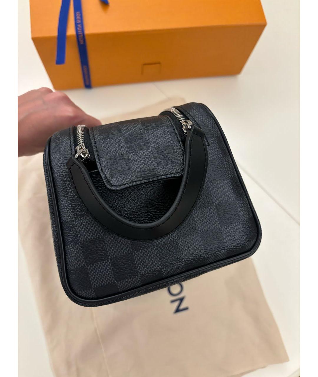 LOUIS VUITTON Черная косметичка, фото 4