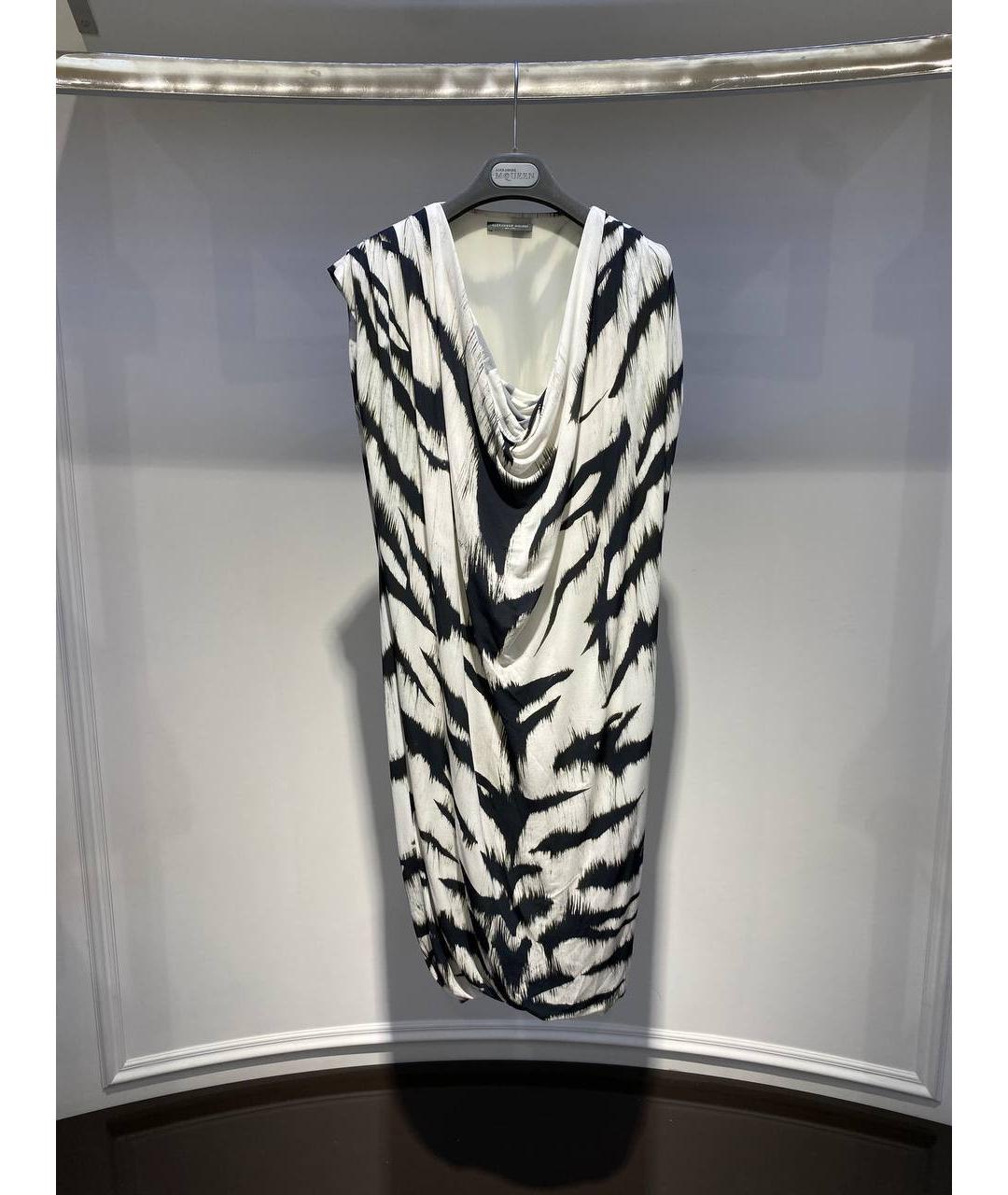 ALEXANDER MCQUEEN Белое шелковое коктейльное платье, фото 4