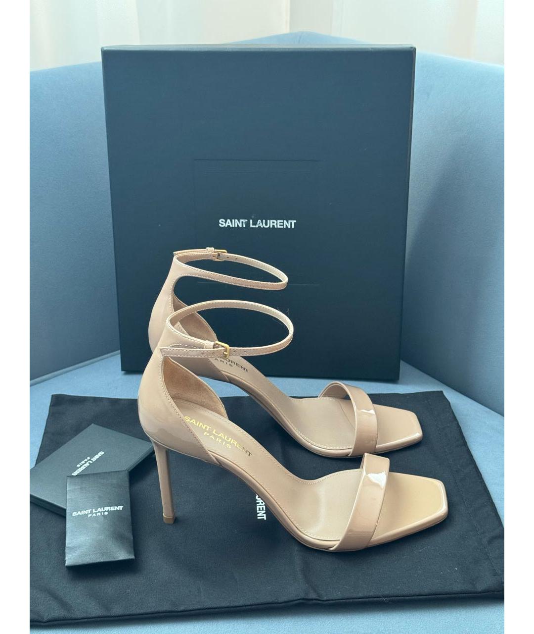 SAINT LAURENT Бежевые босоножки из лакированной кожи, фото 5