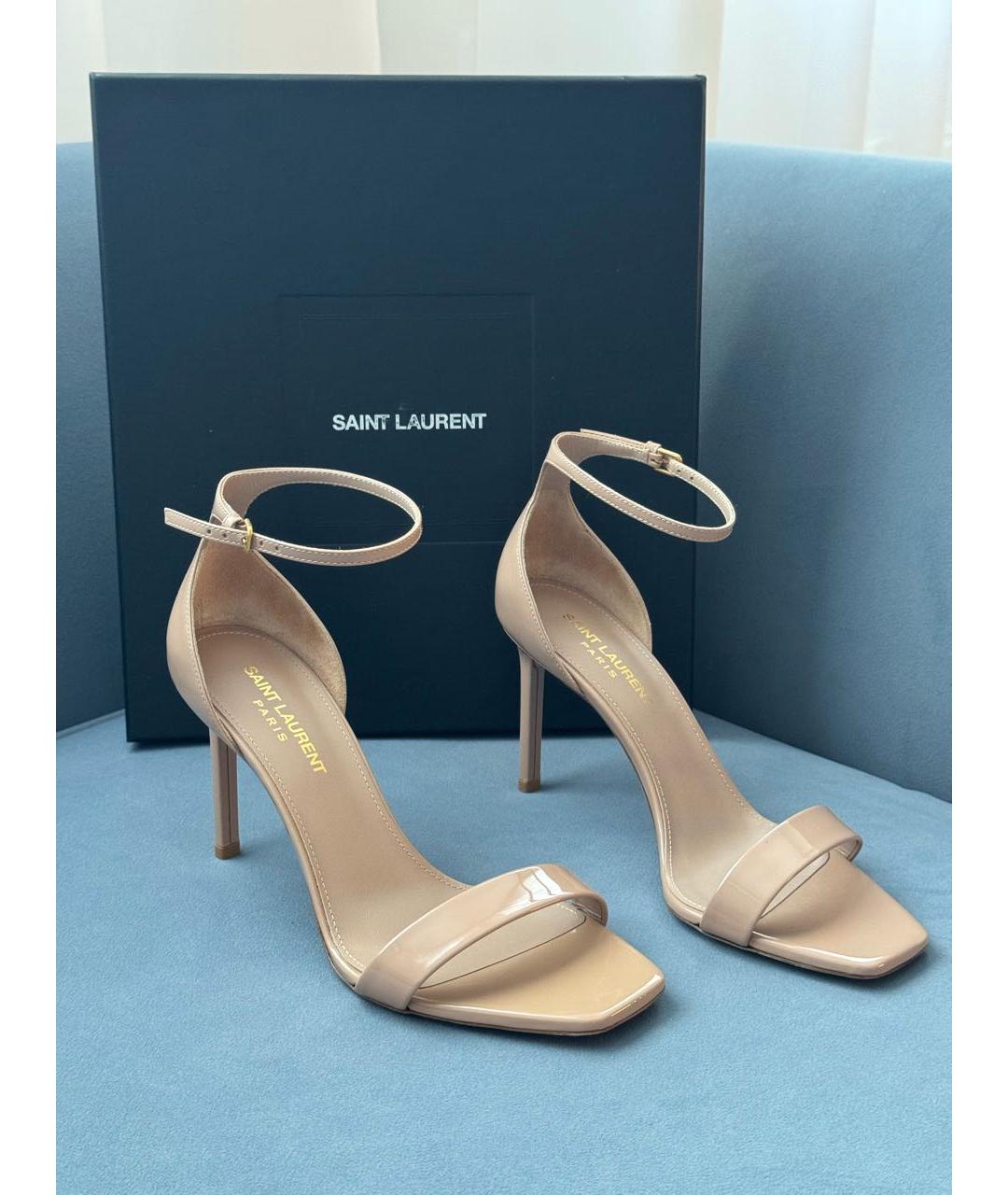 SAINT LAURENT Бежевые босоножки из лакированной кожи, фото 2