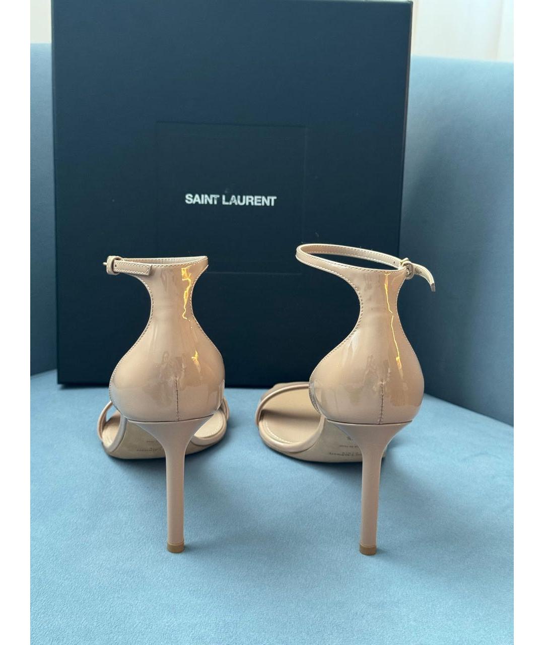 SAINT LAURENT Бежевые босоножки из лакированной кожи, фото 4