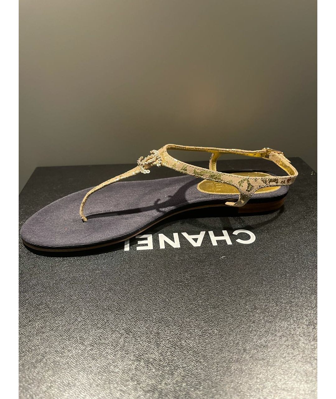 CHANEL PRE-OWNED Золотые текстильные сандалии, фото 7