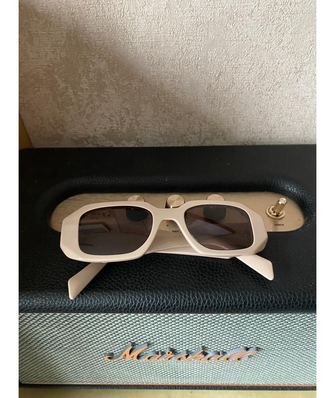 PRADA Бежевые пластиковые солнцезащитные очки, фото 2