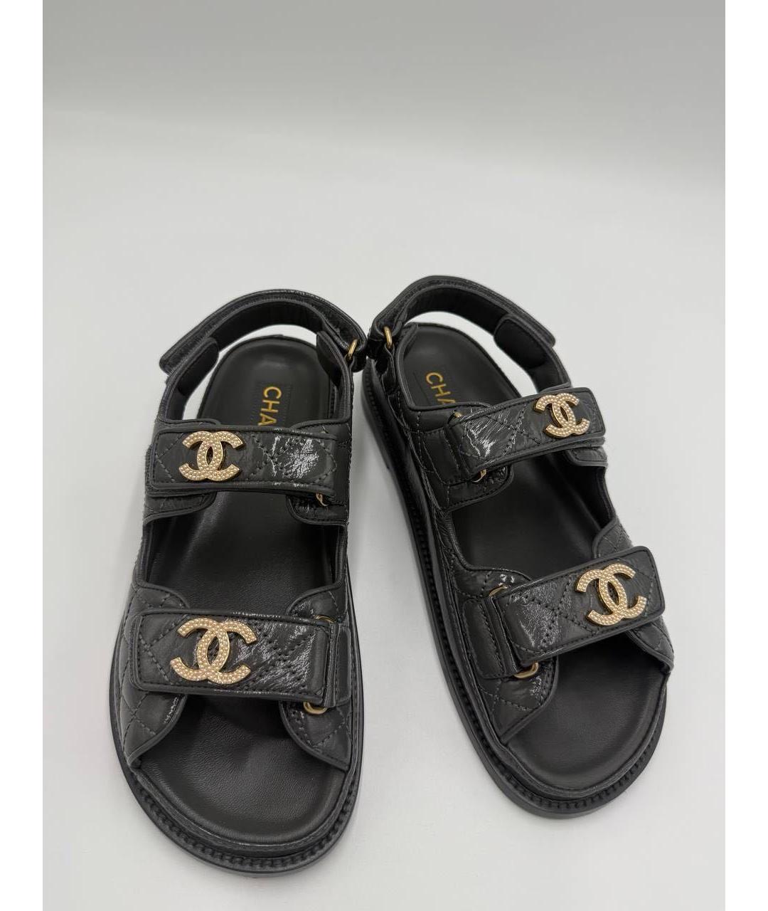 CHANEL Антрацитовые сандалии из лакированной кожи, фото 2