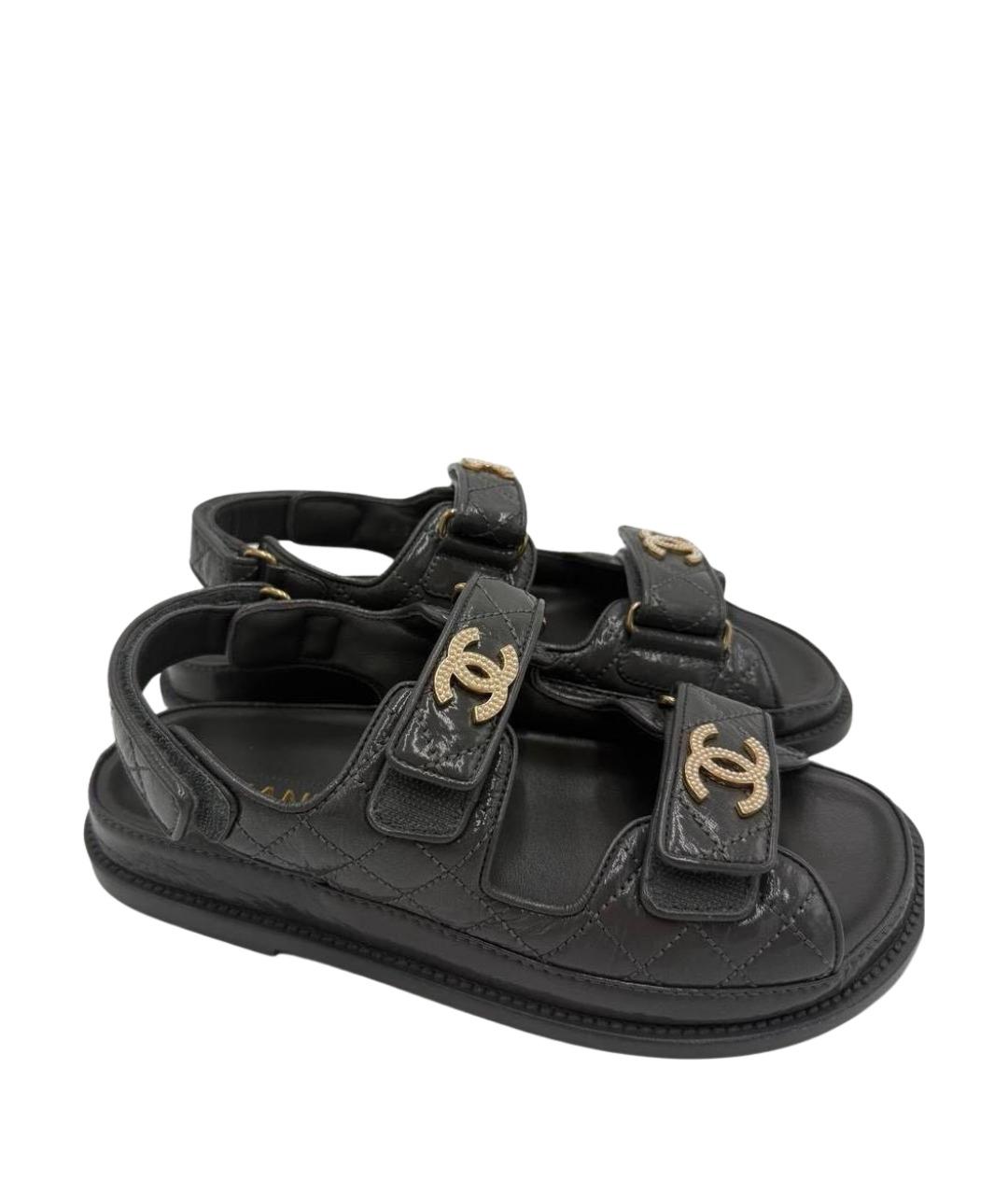 CHANEL Антрацитовые сандалии из лакированной кожи, фото 1