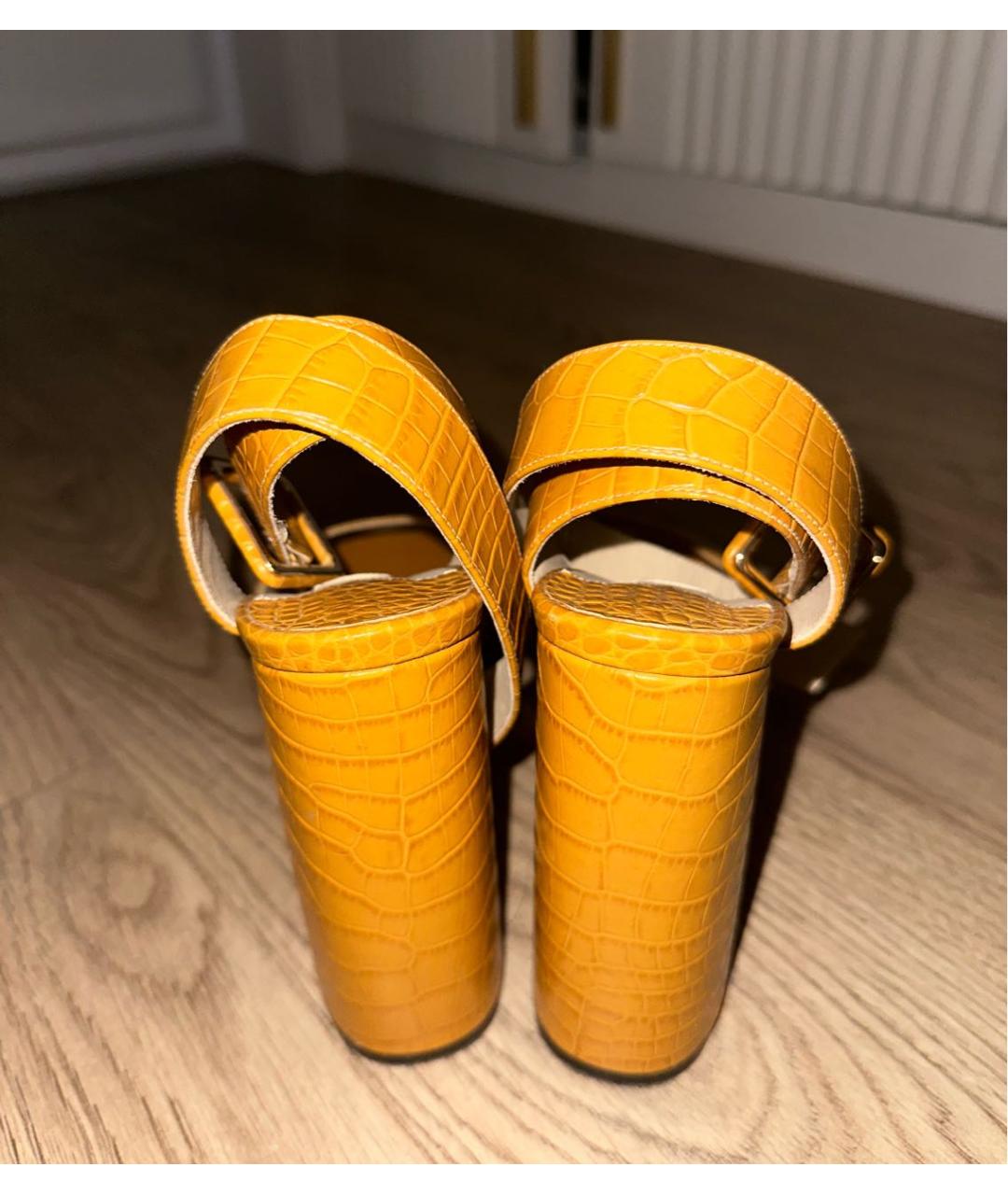 JIMMY CHOO Горчичные туфли из лакированной кожи, фото 4