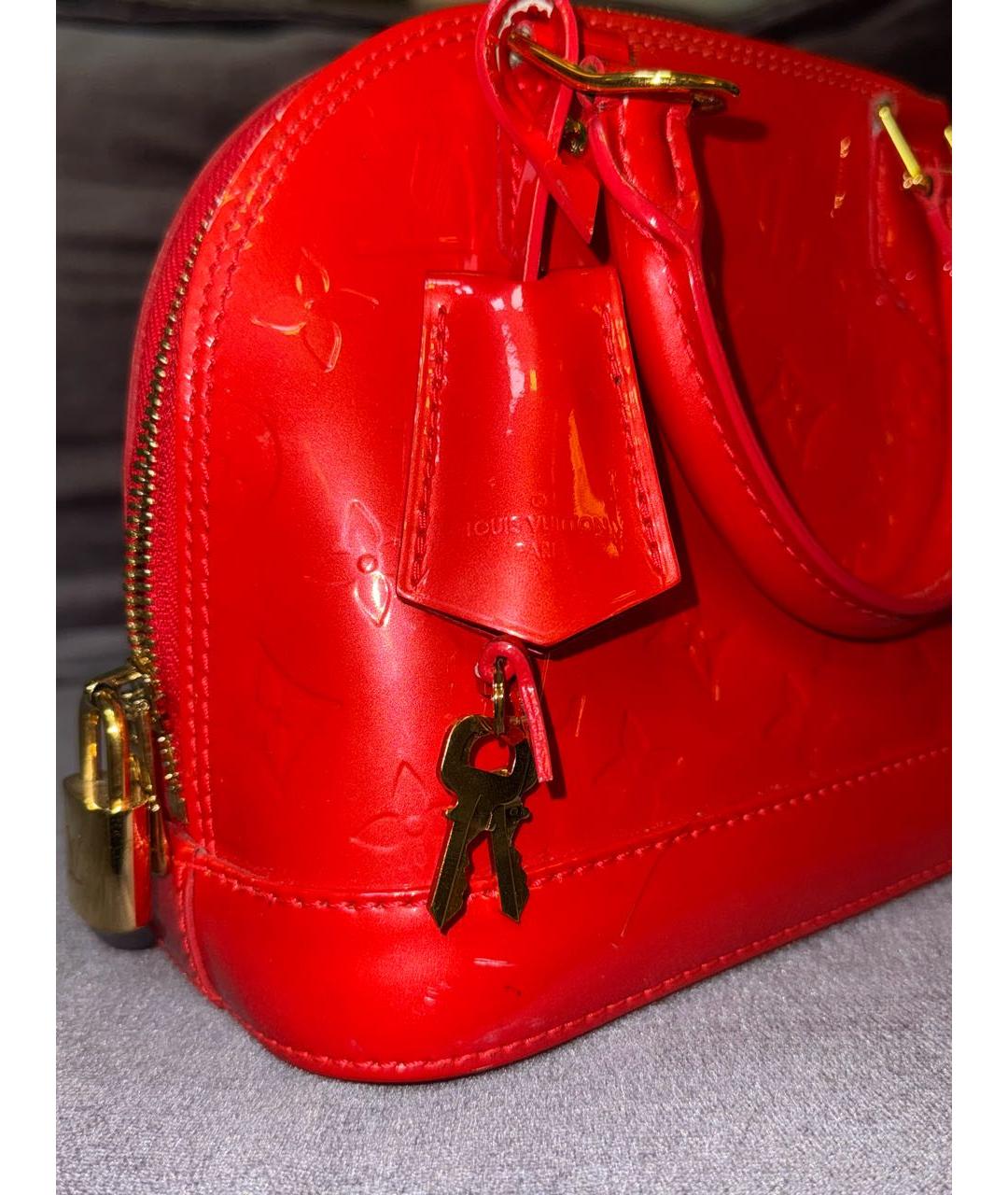 LOUIS VUITTON Красная сумка с короткими ручками из лакированной кожи, фото 2