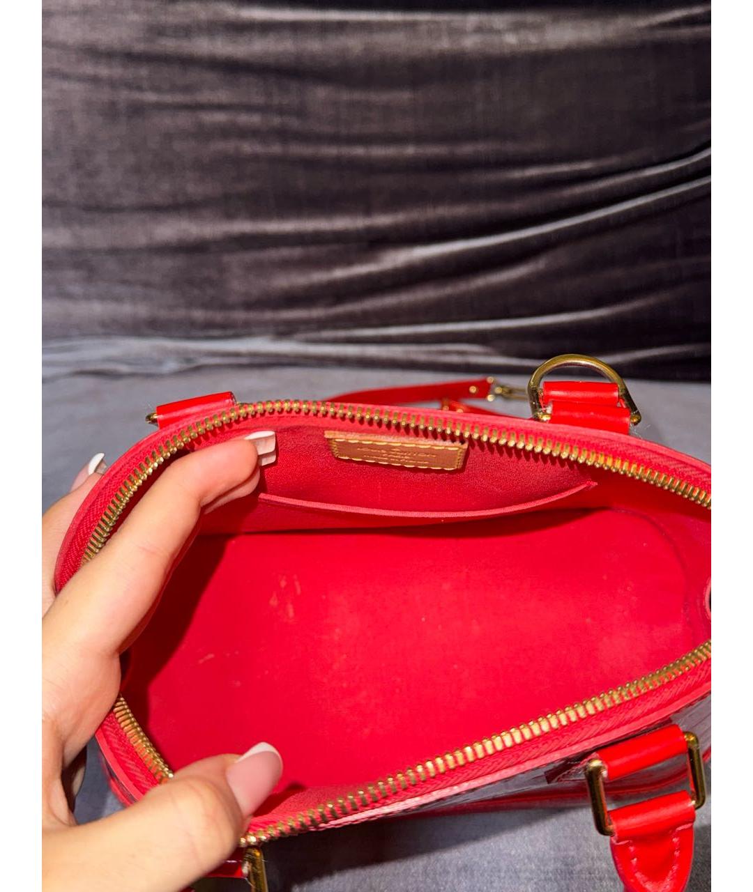 LOUIS VUITTON Красная сумка с короткими ручками из лакированной кожи, фото 3