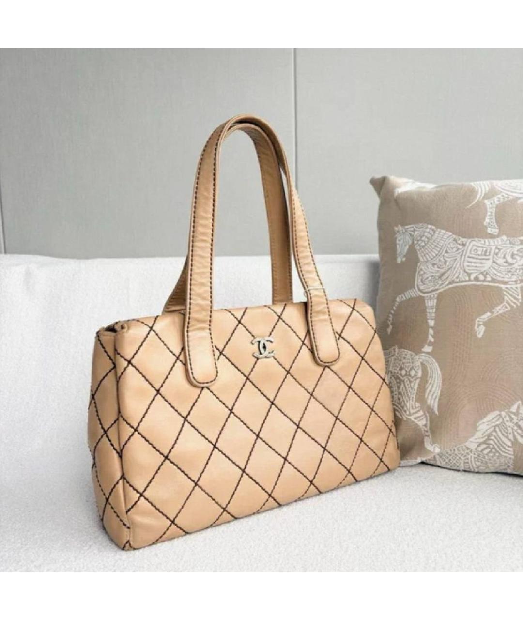 CHANEL Бежевая кожаная сумка с короткими ручками, фото 3