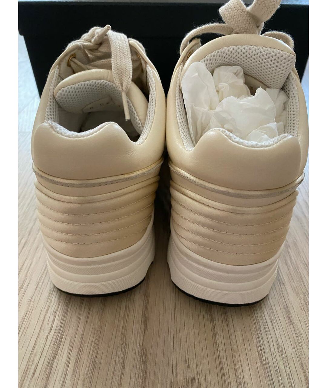 CHANEL PRE-OWNED Бежевые кожаные кроссовки, фото 4