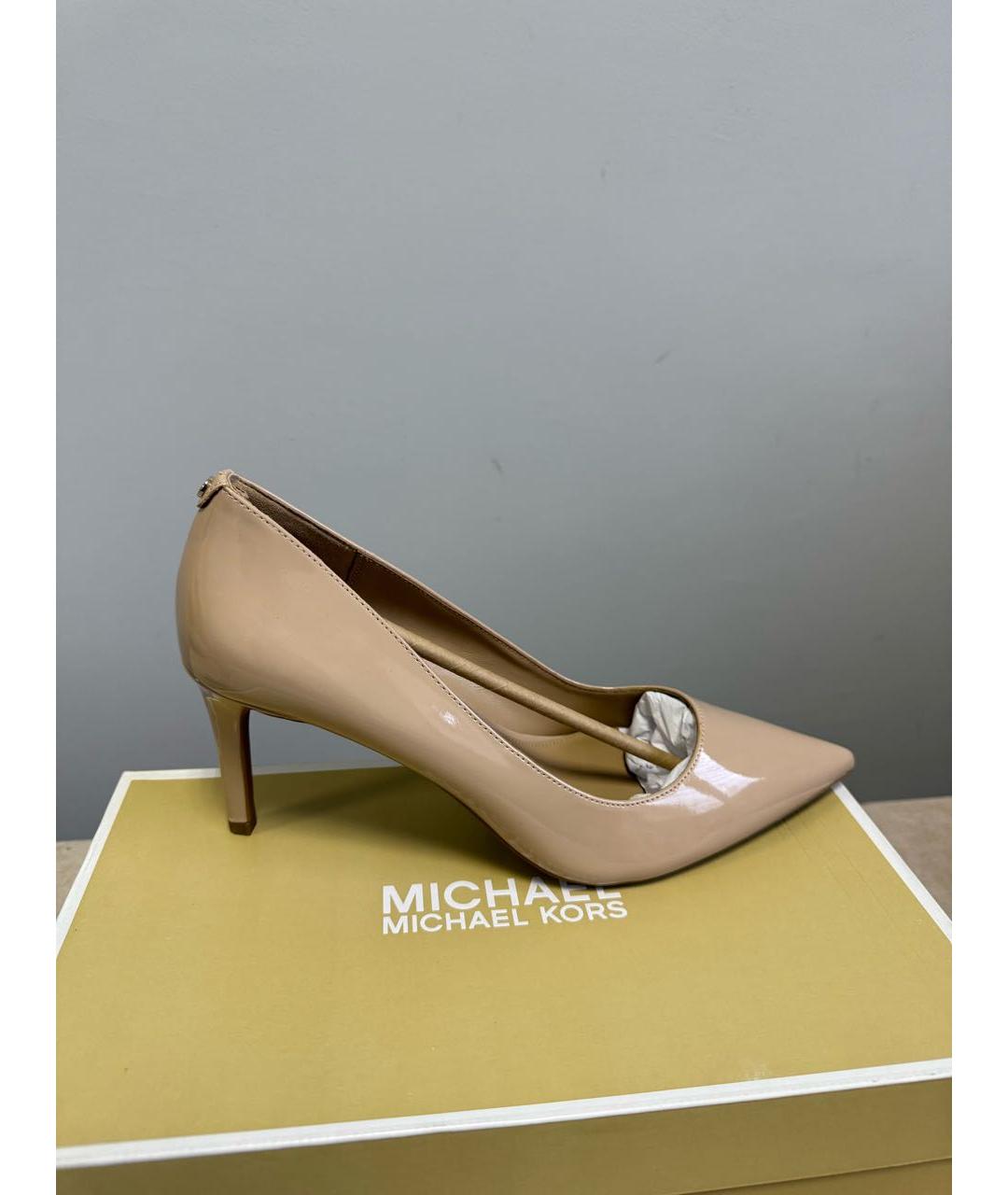 MICHAEL KORS Бежевые туфли из лакированной кожи, фото 5