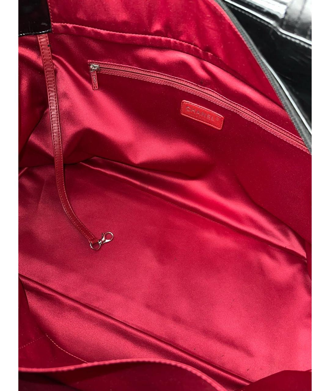 CHANEL Черная сумка с короткими ручками из лакированной кожи, фото 5