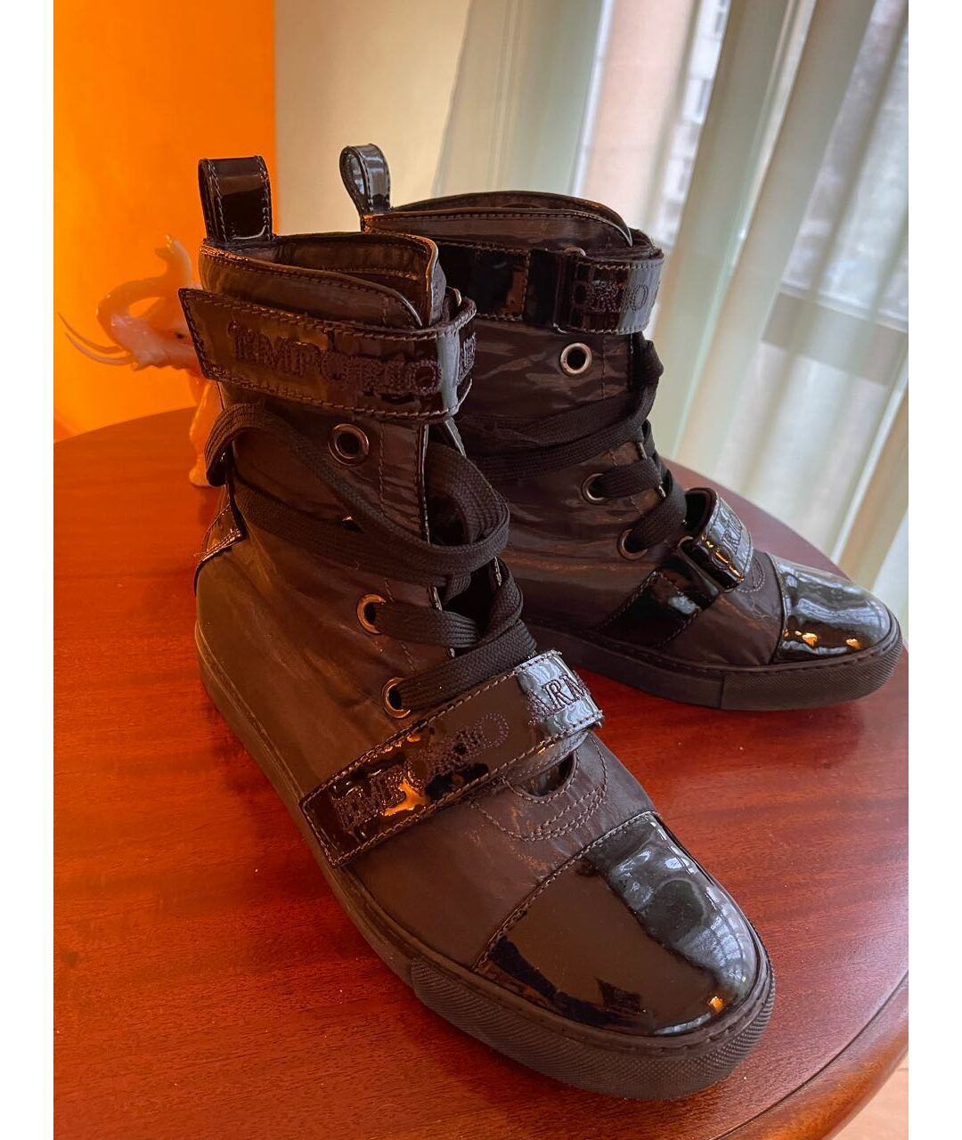 EMPORIO ARMANI Черные высокие ботинки из лакированной кожи, фото 5