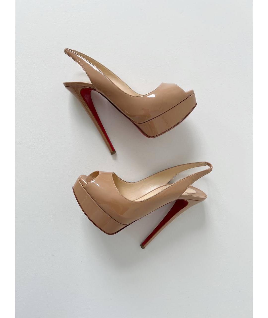 CHRISTIAN LOUBOUTIN Бежевые босоножки из лакированной кожи, фото 2