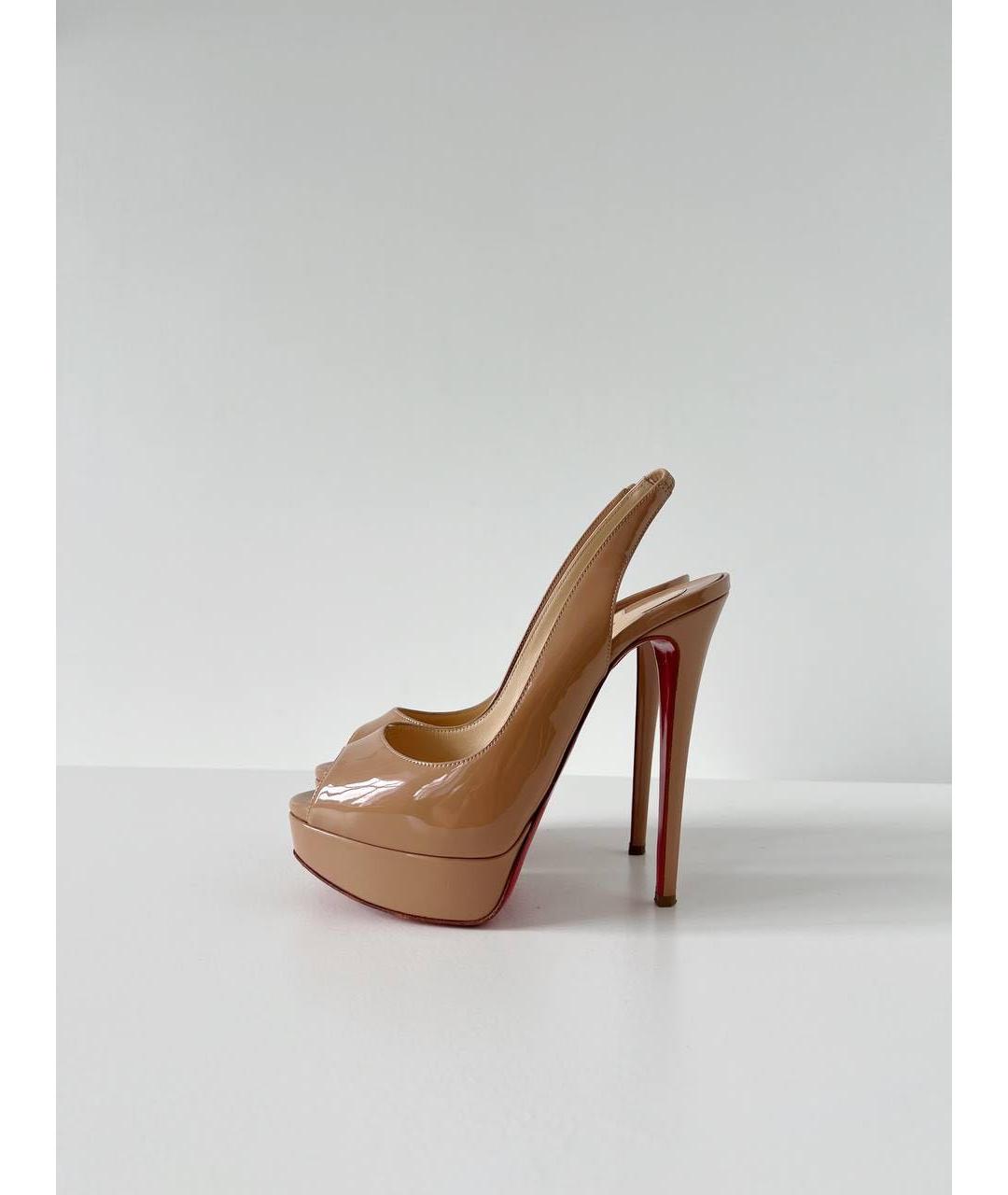 CHRISTIAN LOUBOUTIN Бежевые босоножки из лакированной кожи, фото 9