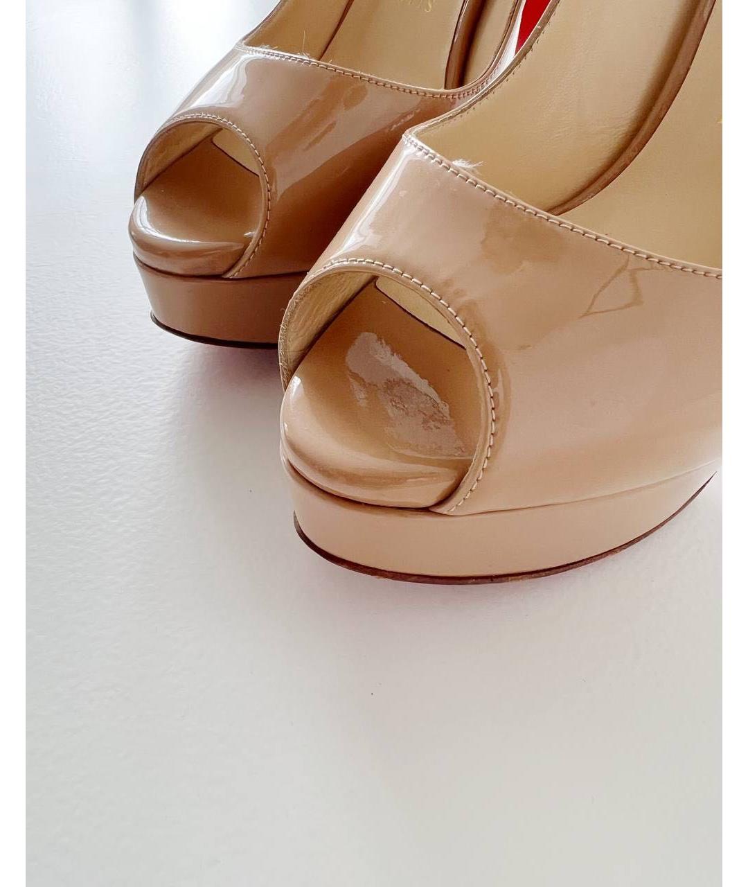 CHRISTIAN LOUBOUTIN Бежевые босоножки из лакированной кожи, фото 5