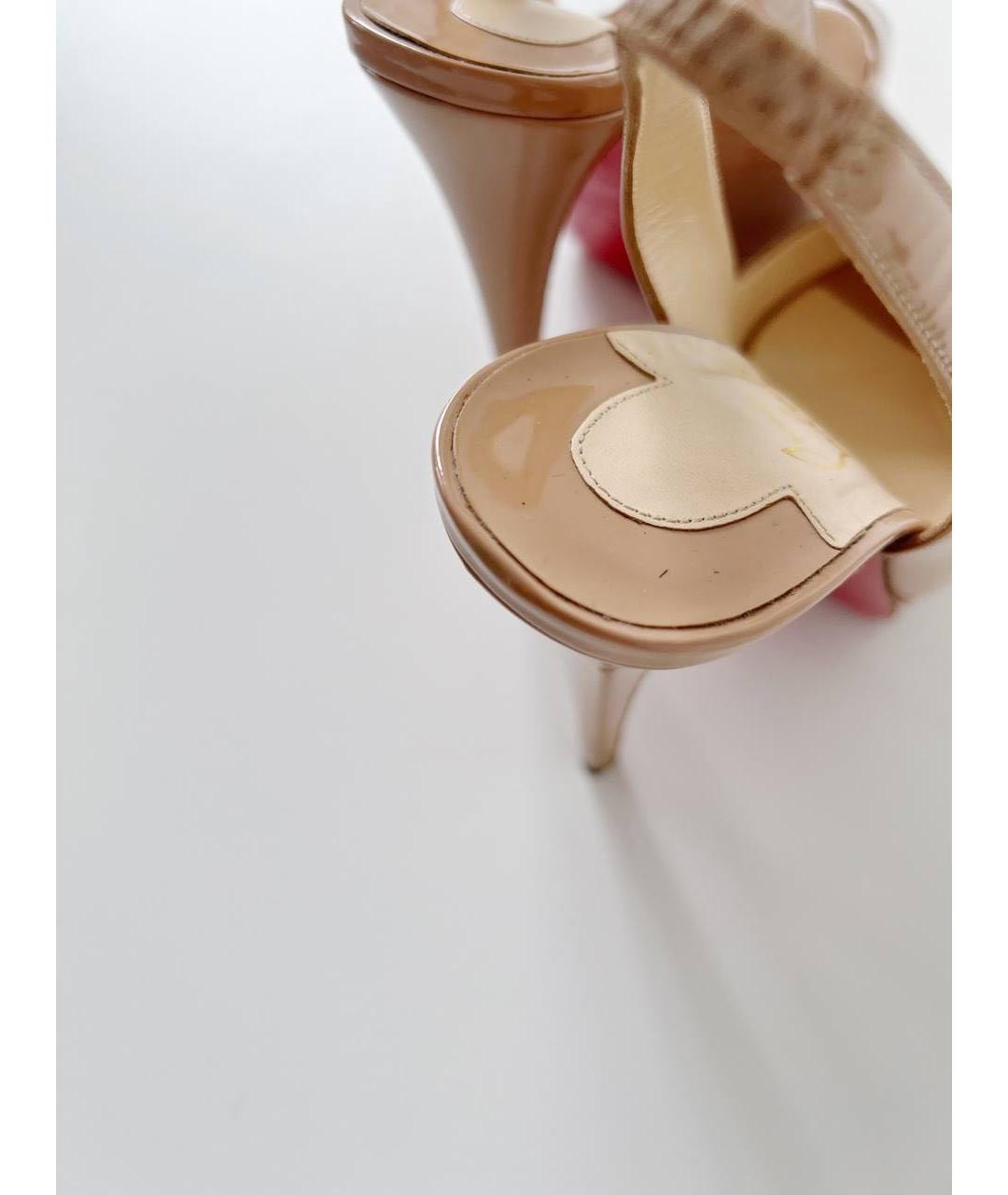 CHRISTIAN LOUBOUTIN Бежевые босоножки из лакированной кожи, фото 6