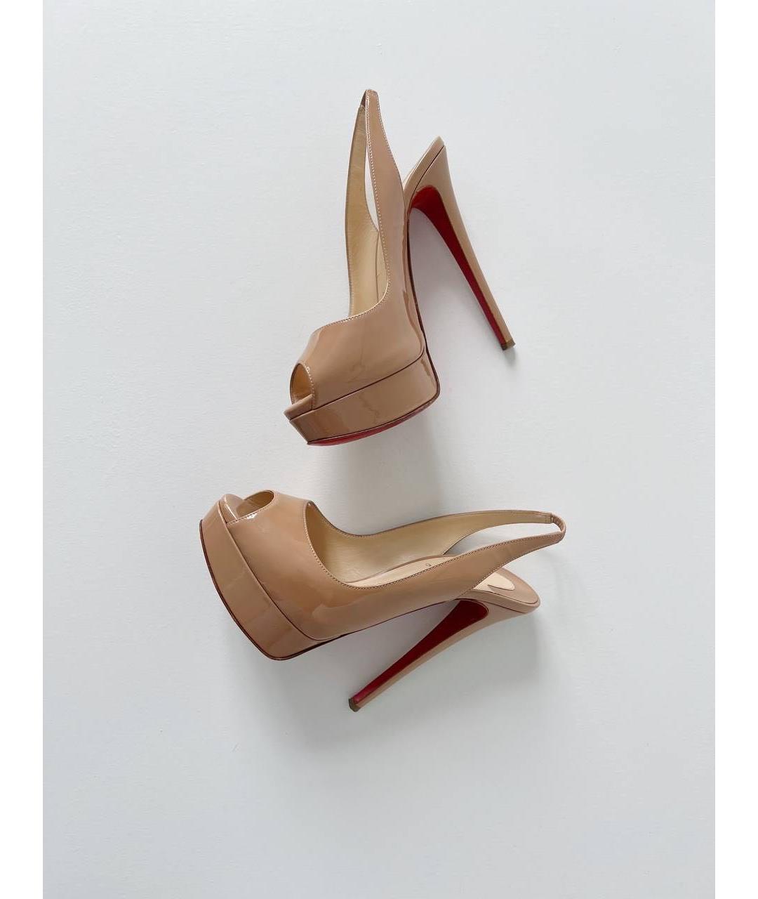 CHRISTIAN LOUBOUTIN Бежевые босоножки из лакированной кожи, фото 8