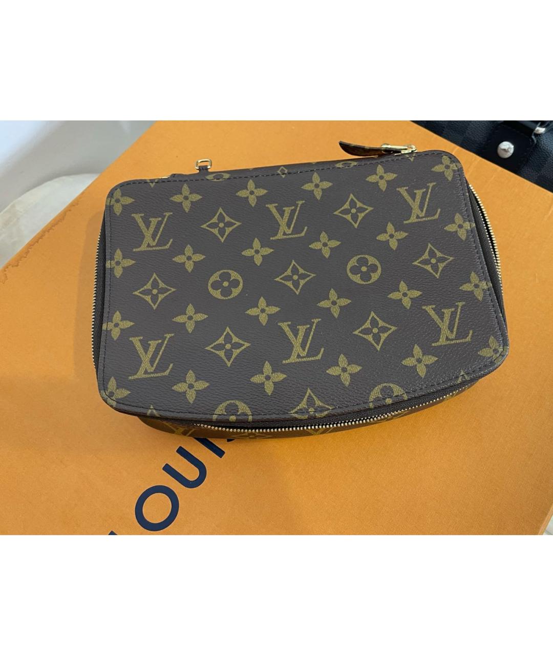 LOUIS VUITTON Коричневая кожаная косметичка, фото 9