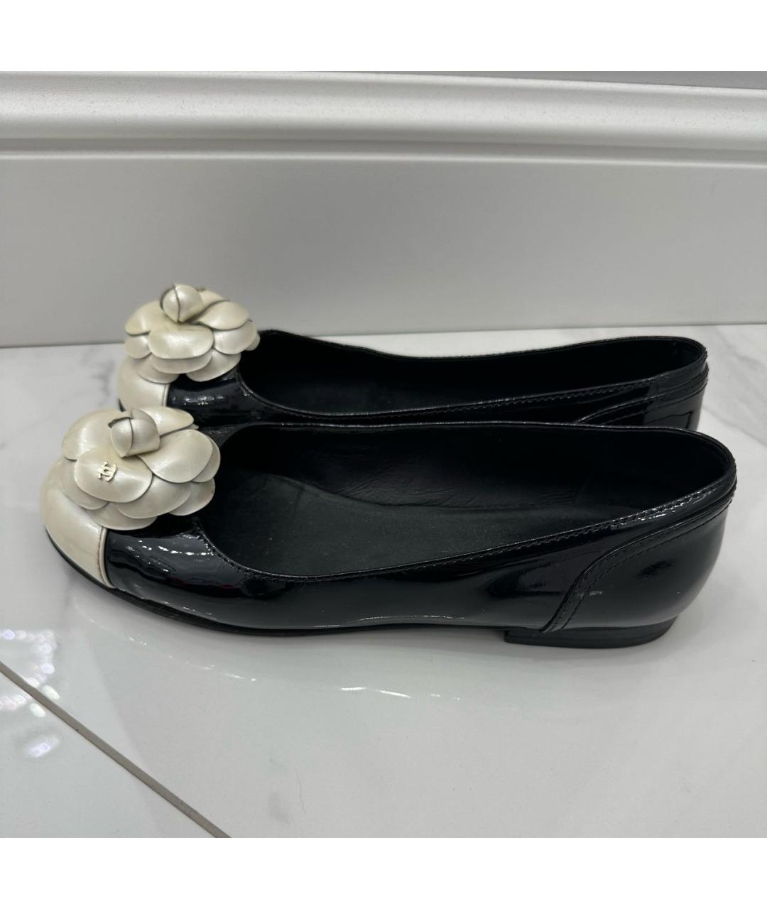 CHANEL Черные балетки из лакированной кожи, фото 3