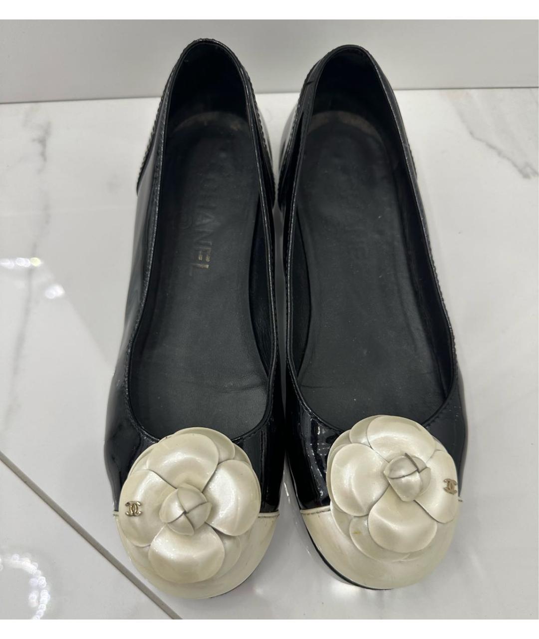 CHANEL Черные балетки из лакированной кожи, фото 2