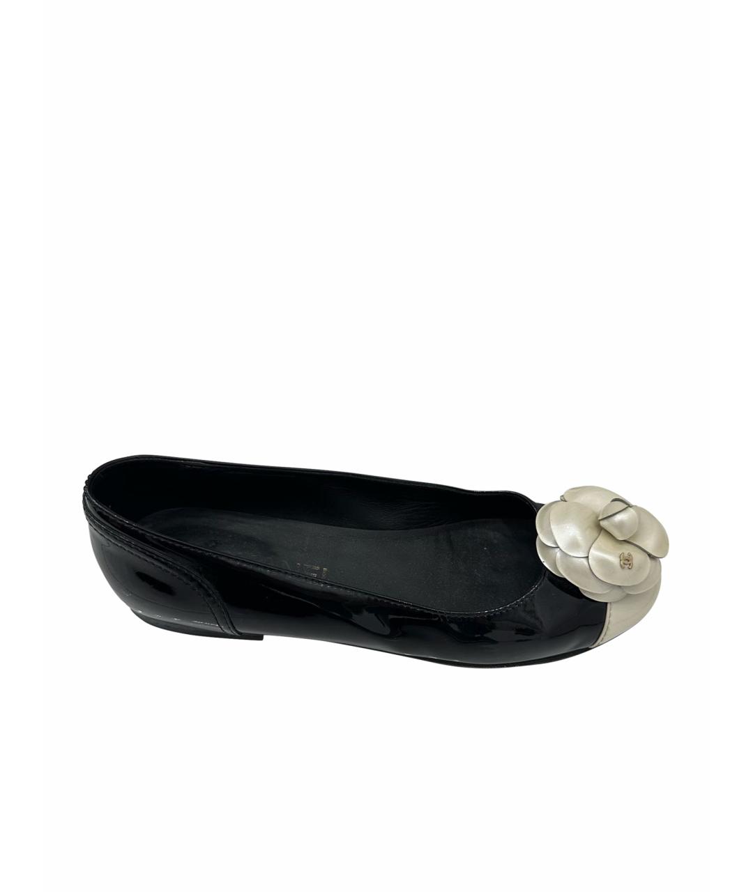 CHANEL Черные балетки из лакированной кожи, фото 1