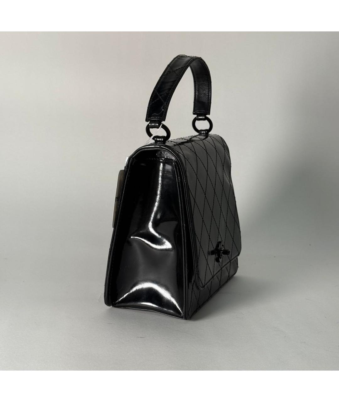 CHANEL Черная сумка с короткими ручками из лакированной кожи, фото 3