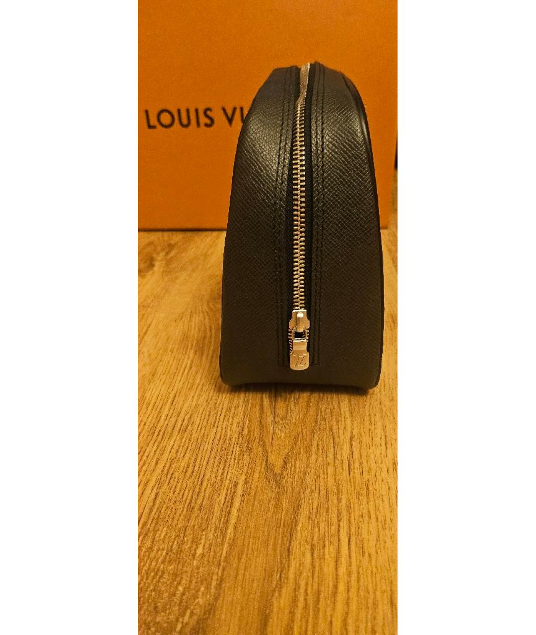 LOUIS VUITTON Черная кожаная косметичка, фото 4