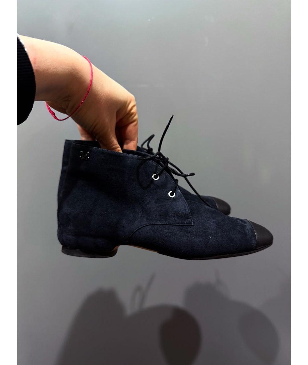 CHANEL Темно-синие замшевые ботинки, фото 2