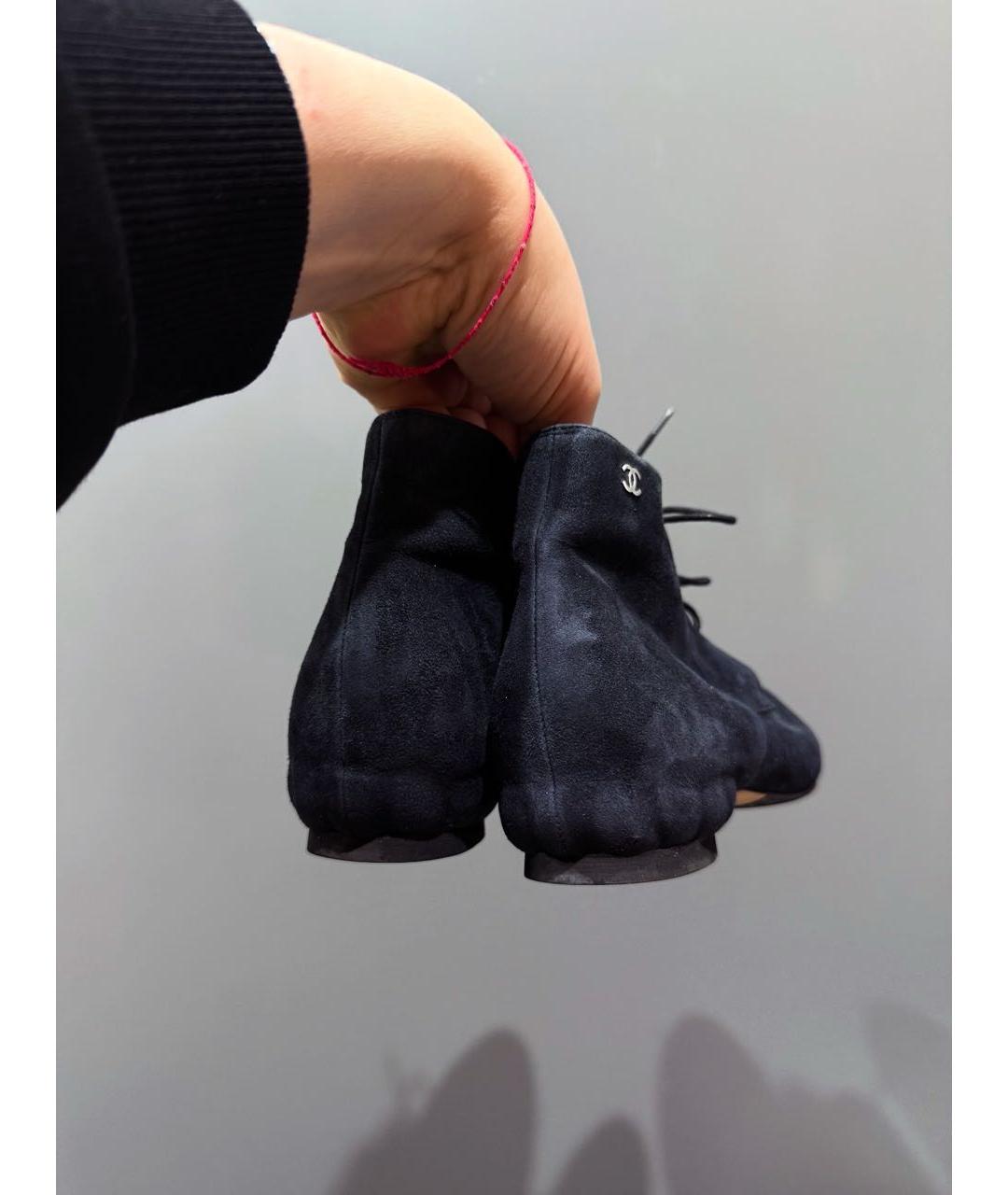 CHANEL Темно-синие замшевые ботинки, фото 3