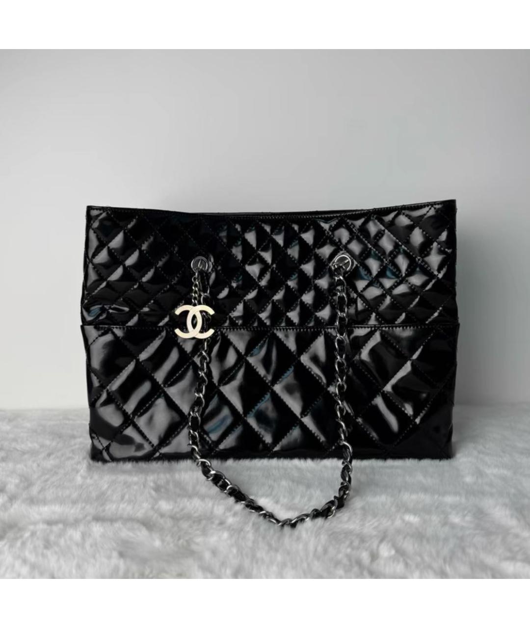 CHANEL Черная сумка тоут из лакированной кожи, фото 5