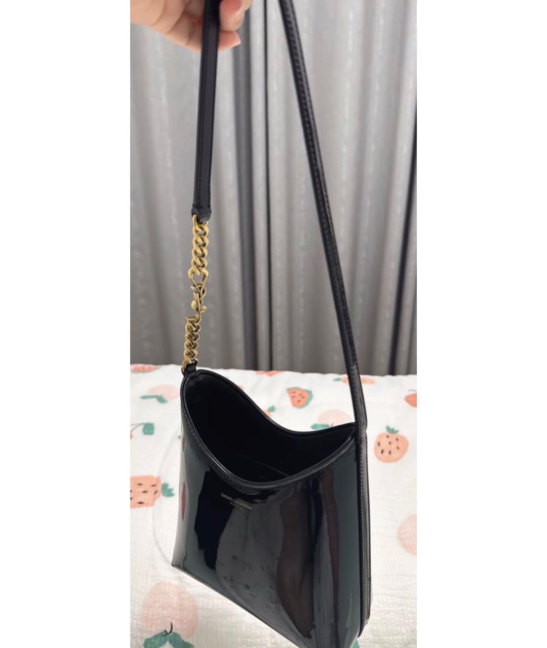 SAINT LAURENT Черная сумка через плечо из лакированной кожи, фото 6