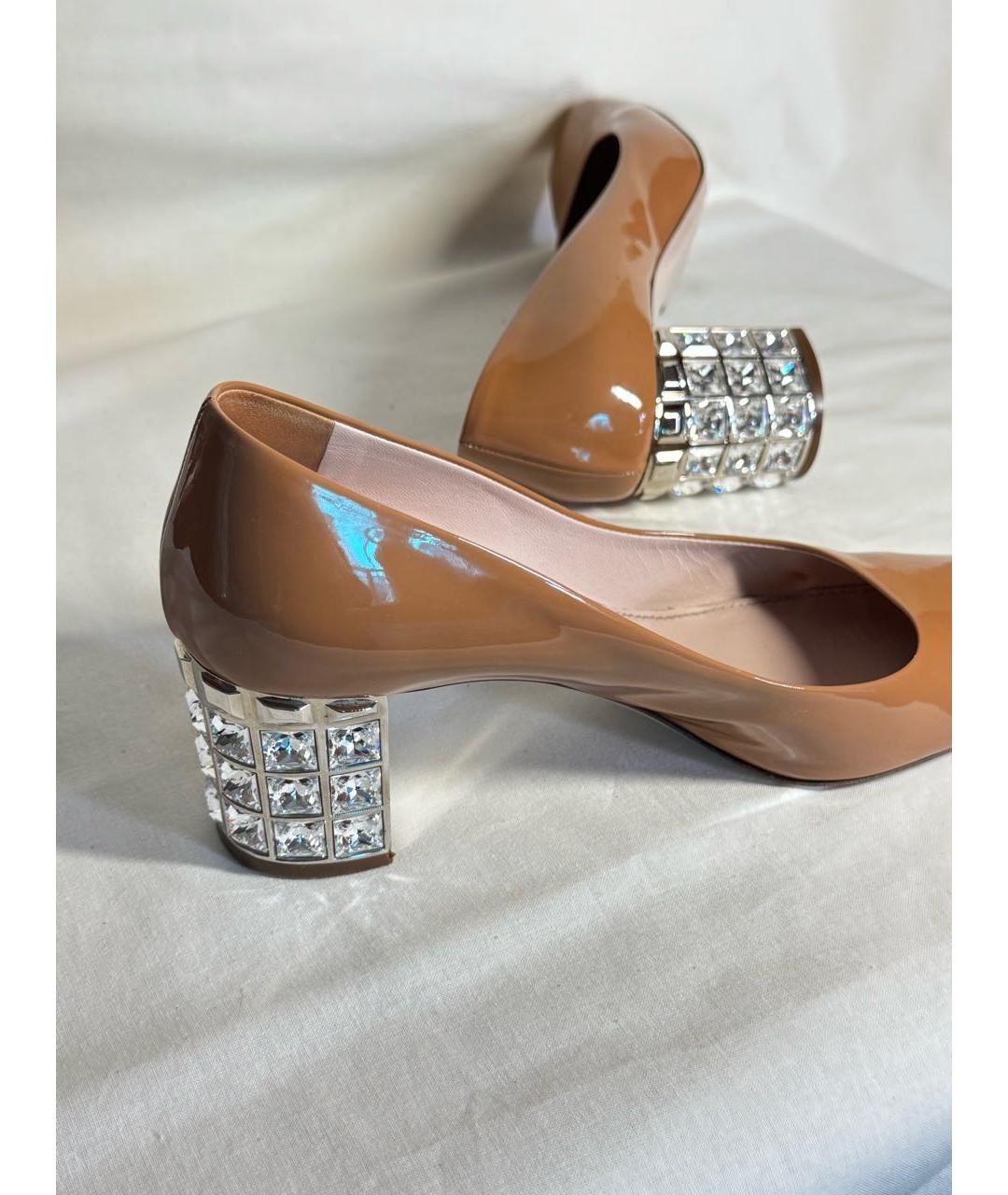 MIU MIU Бежевые туфли из лакированной кожи, фото 7