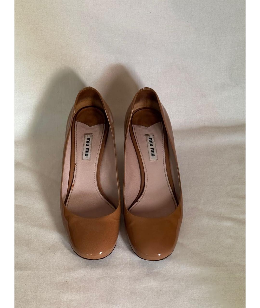 MIU MIU Бежевые туфли из лакированной кожи, фото 2