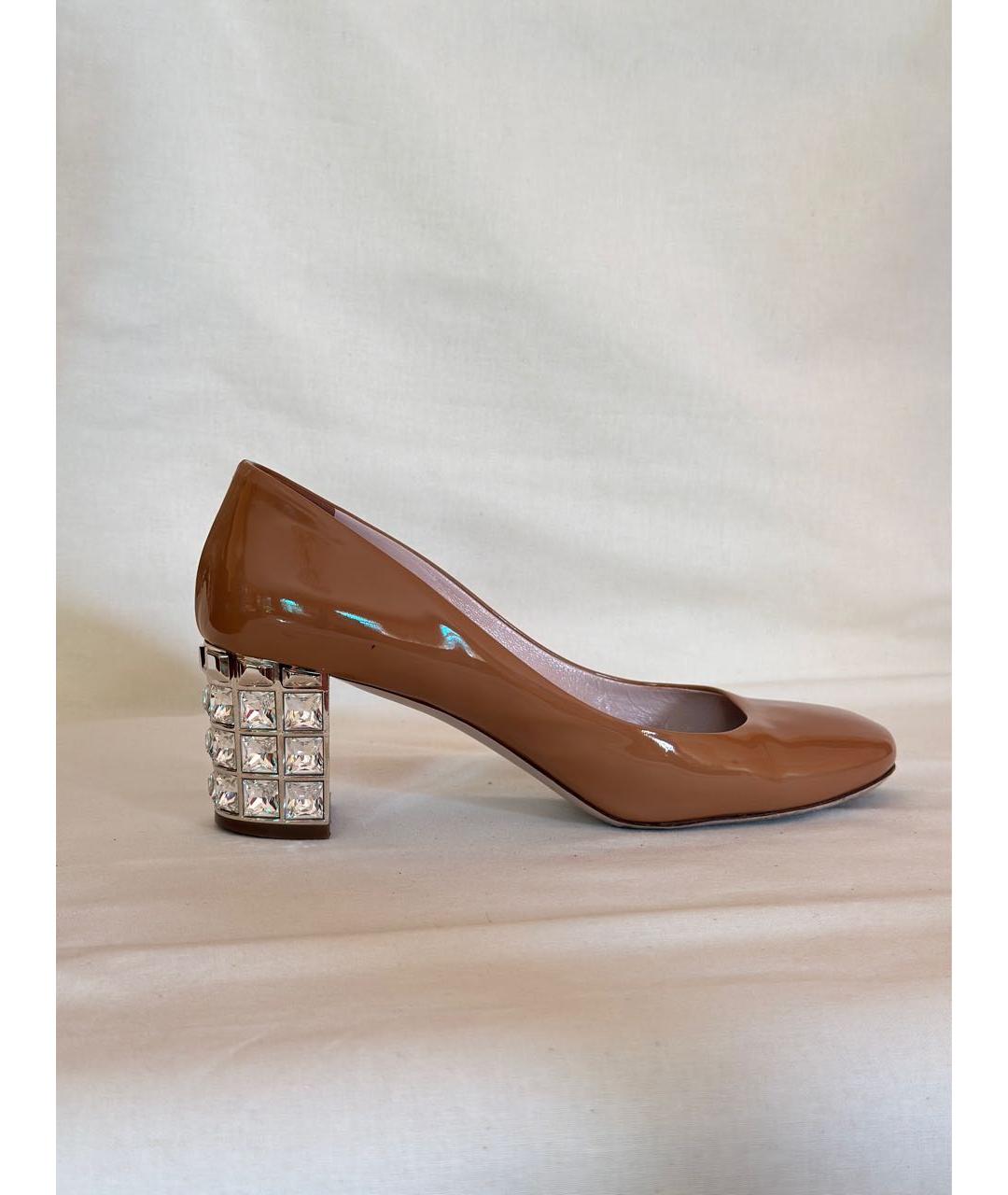 MIU MIU Бежевые туфли из лакированной кожи, фото 8