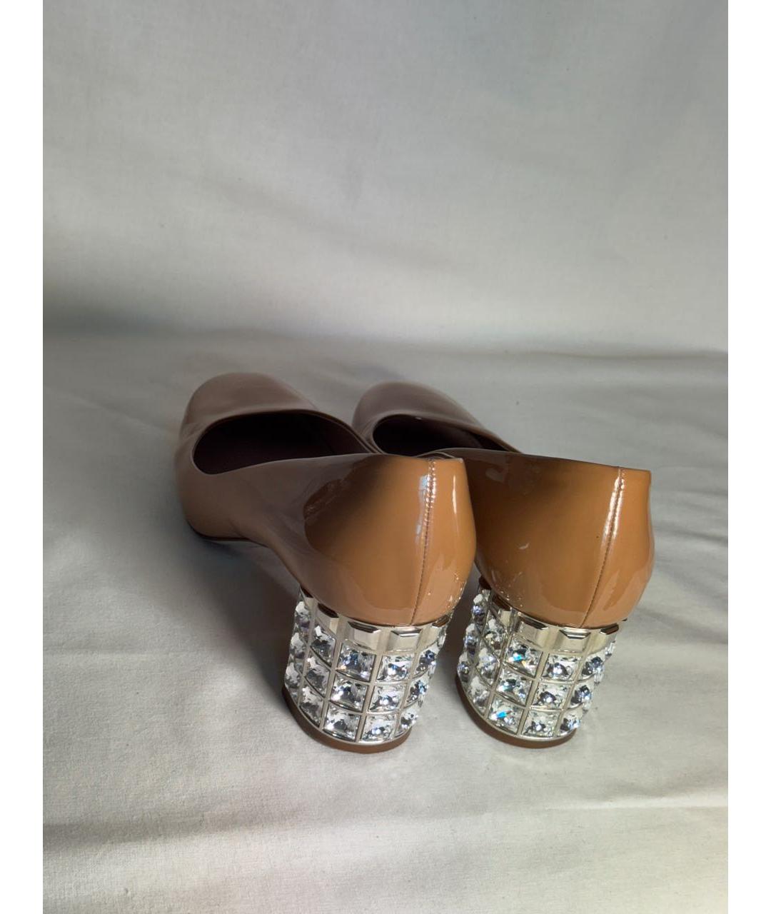 MIU MIU Бежевые туфли из лакированной кожи, фото 5