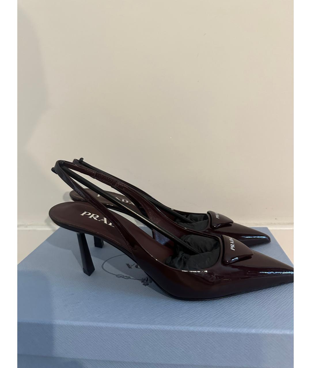 PRADA Бордовые лодочки на низком каблуке из лакированной кожи, фото 3