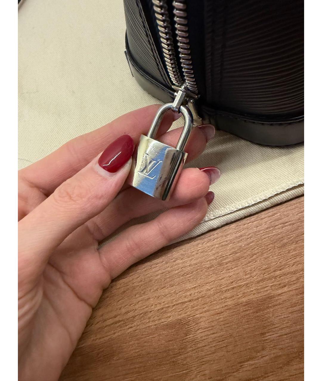 LOUIS VUITTON Черная кожаная сумка с короткими ручками, фото 7