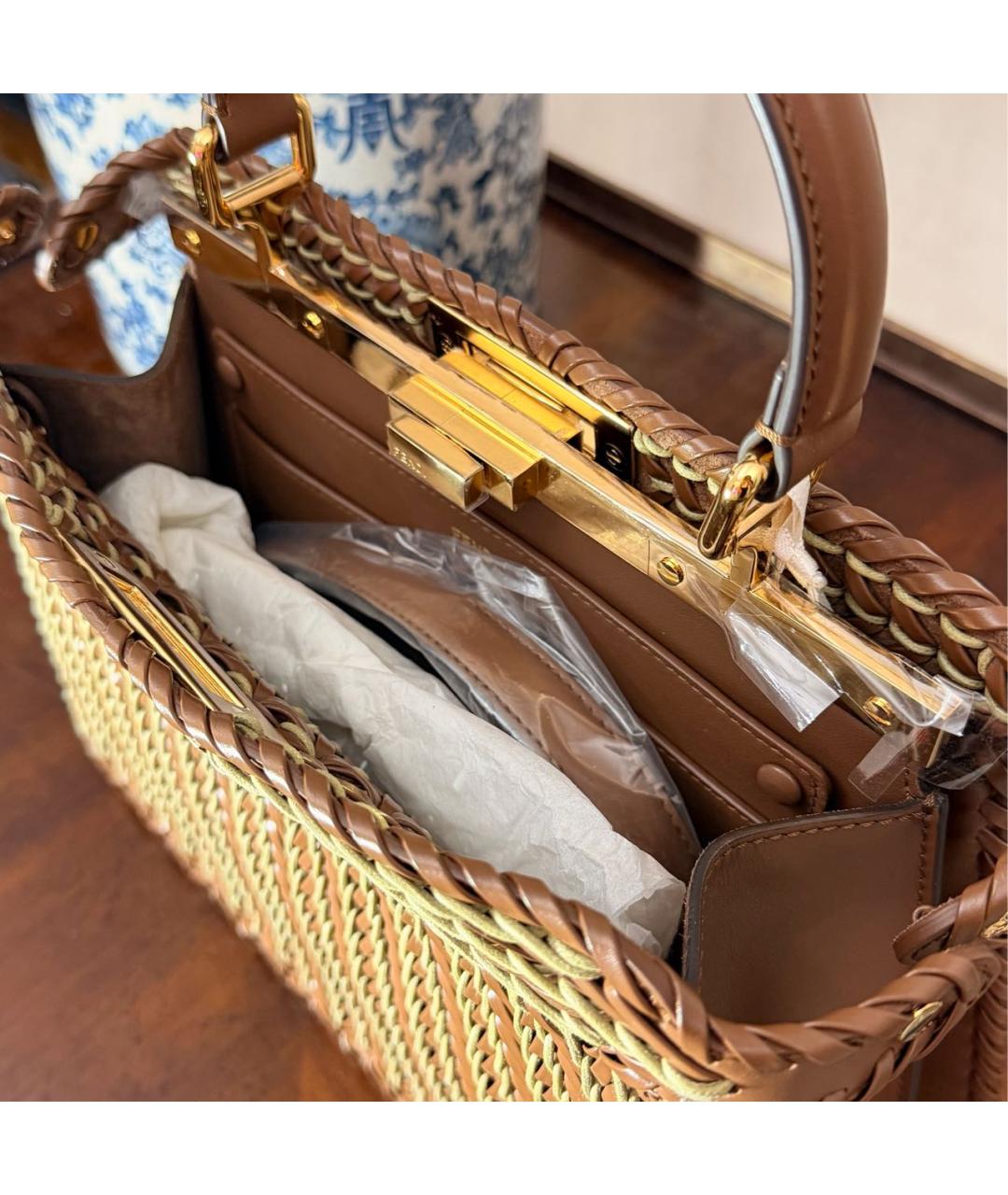 FENDI Коричневая кожаная сумка с короткими ручками, фото 5