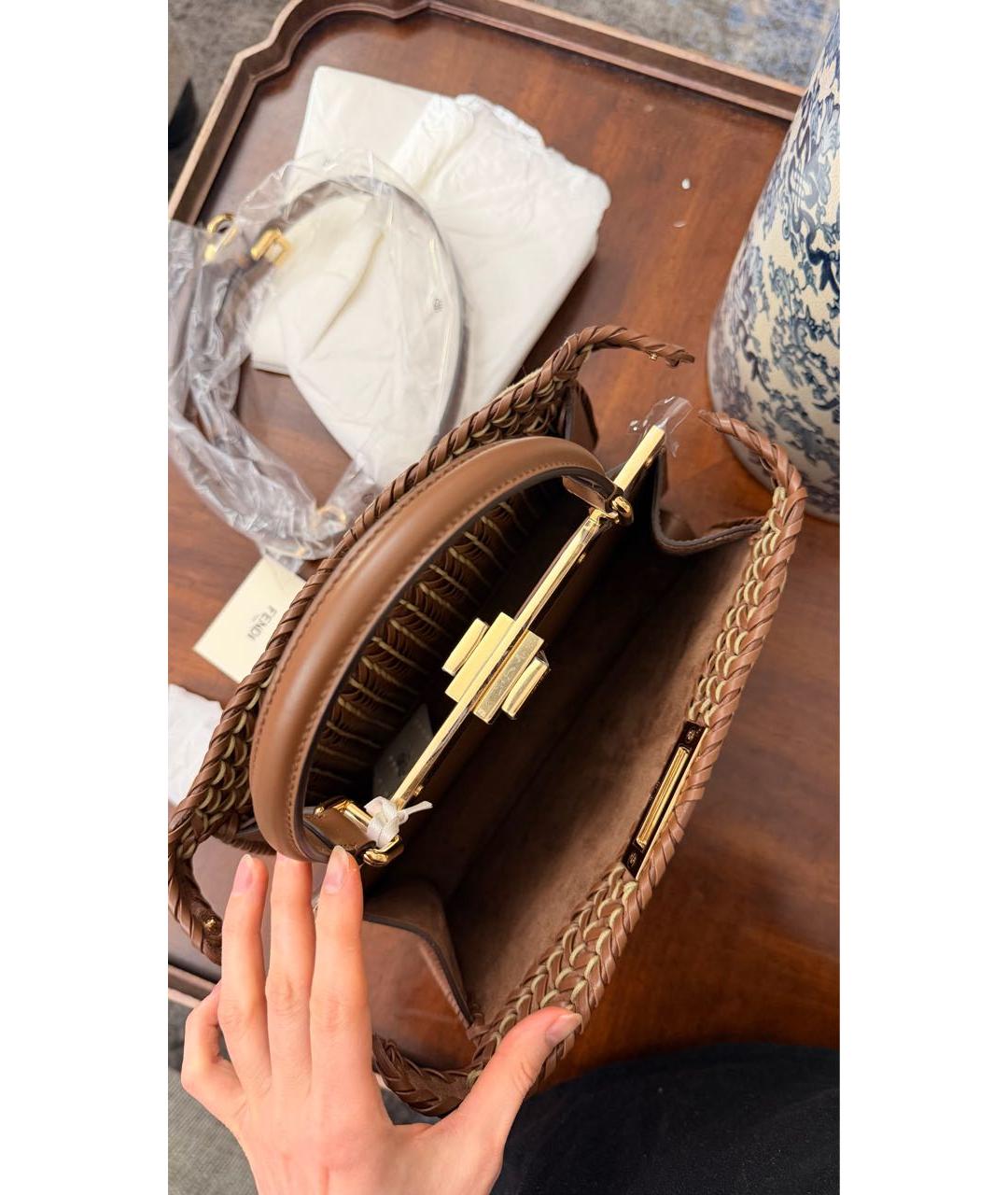 FENDI Коричневая кожаная сумка с короткими ручками, фото 4