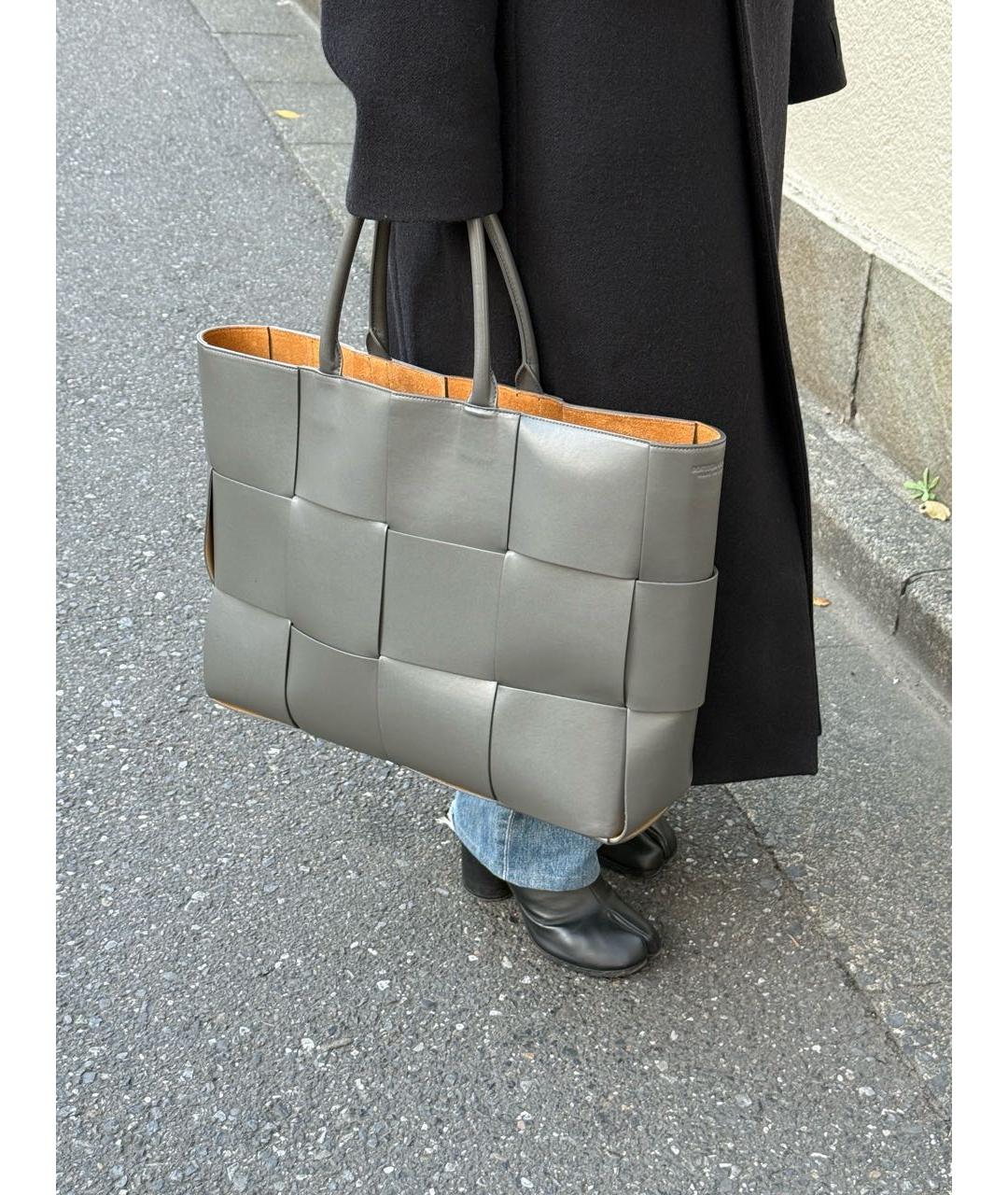 BOTTEGA VENETA Антрацитовая кожаная сумка тоут, фото 5