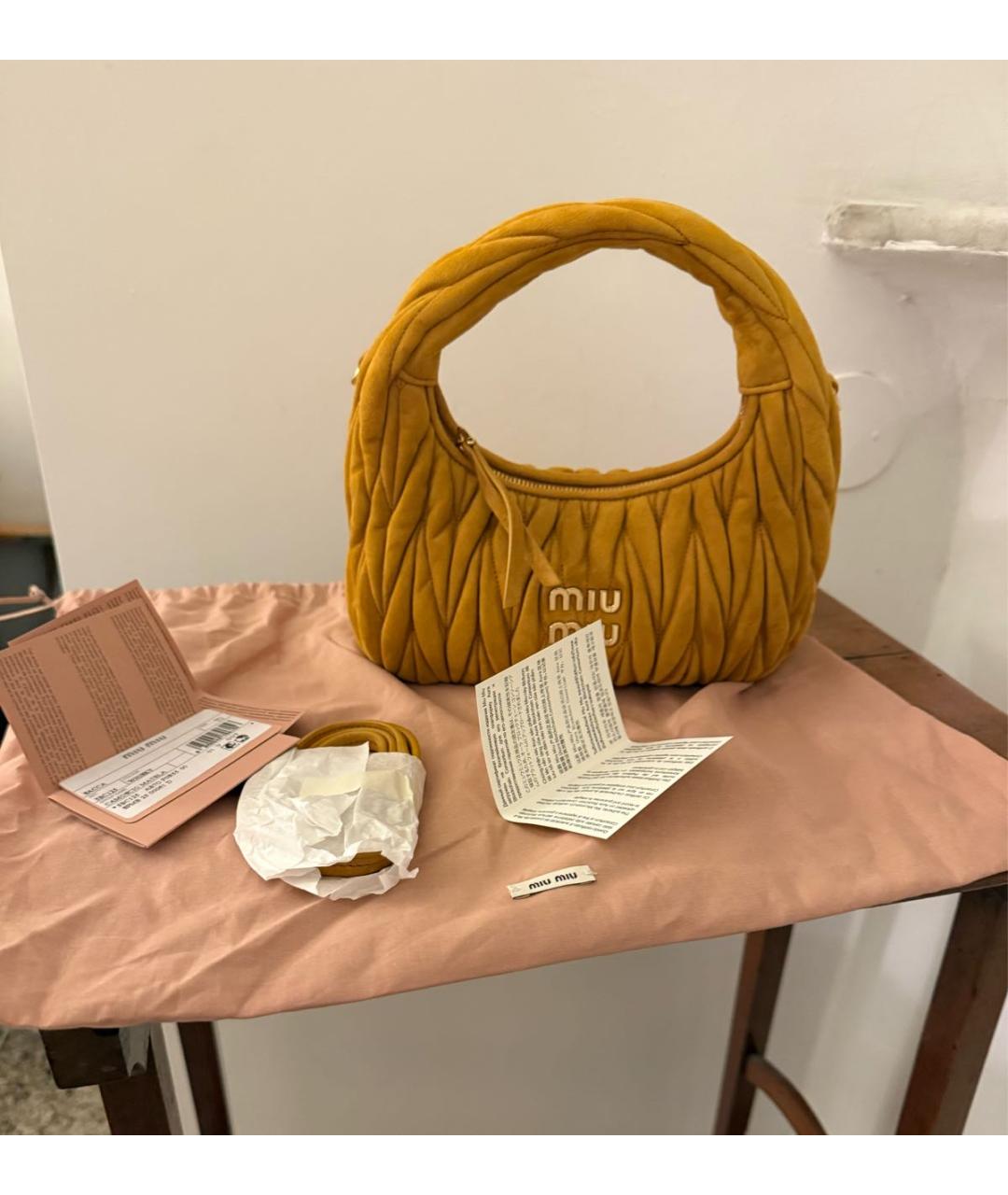 MIU MIU Горчичная замшевая сумка с короткими ручками, фото 5